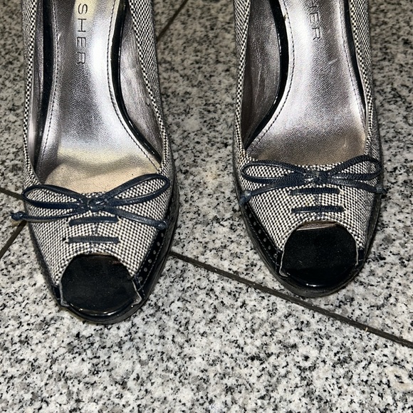 Marc Fisher navy patent leather and fabric sided open toed platform heels - Picture 2 of 7